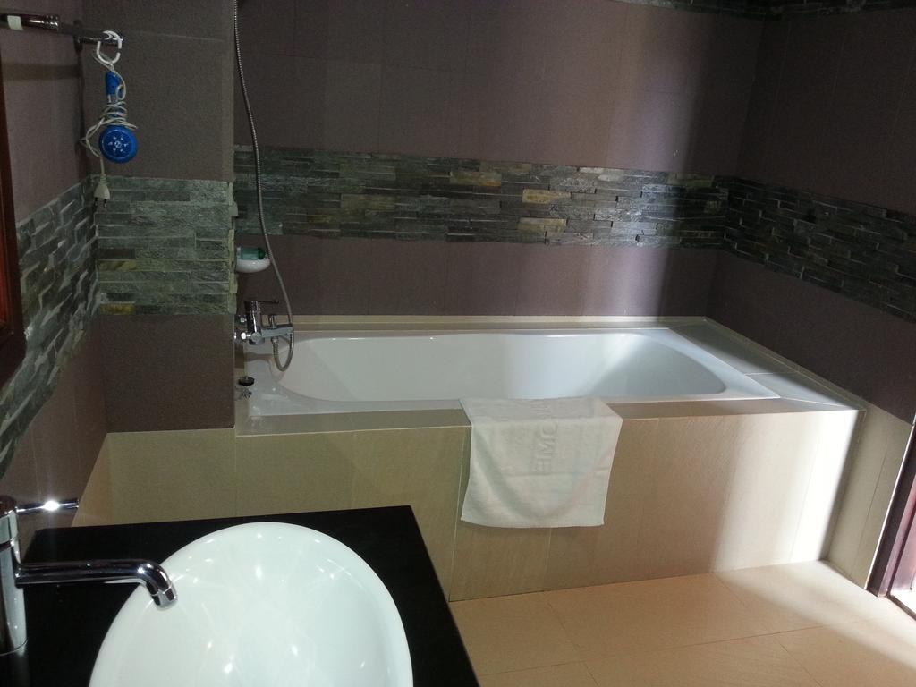 Pon Arena Hotel Muang Khong Room photo